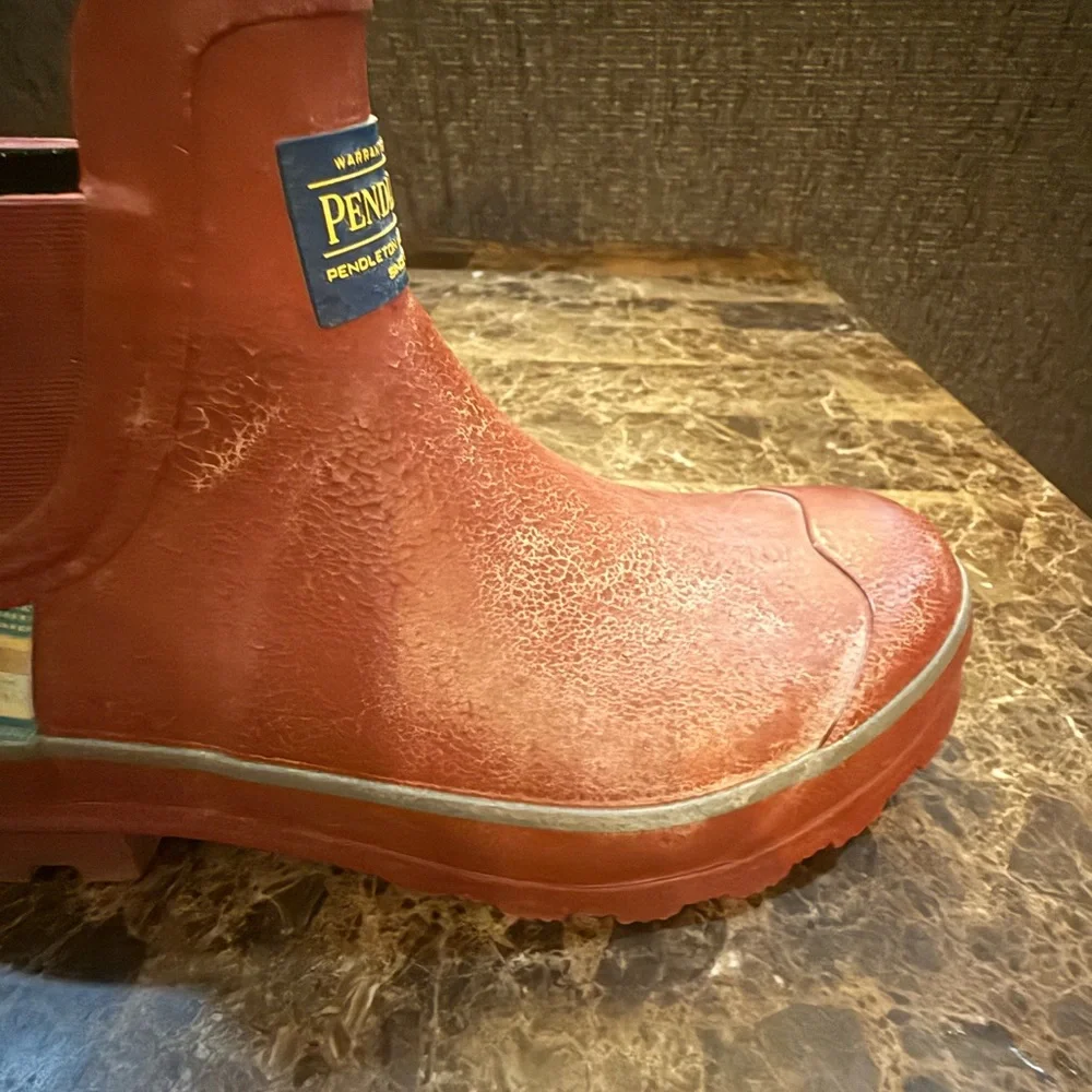 Pendleton. Bridger Stripe Chelsea Rain boot. Maroon. Size 6.